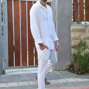 חולצת פשתן מכופתרת