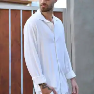 חולצת פשתן מכופתרת